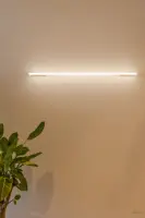 따뜻한 간접조명이 만드는 아늑한 오피스 무드